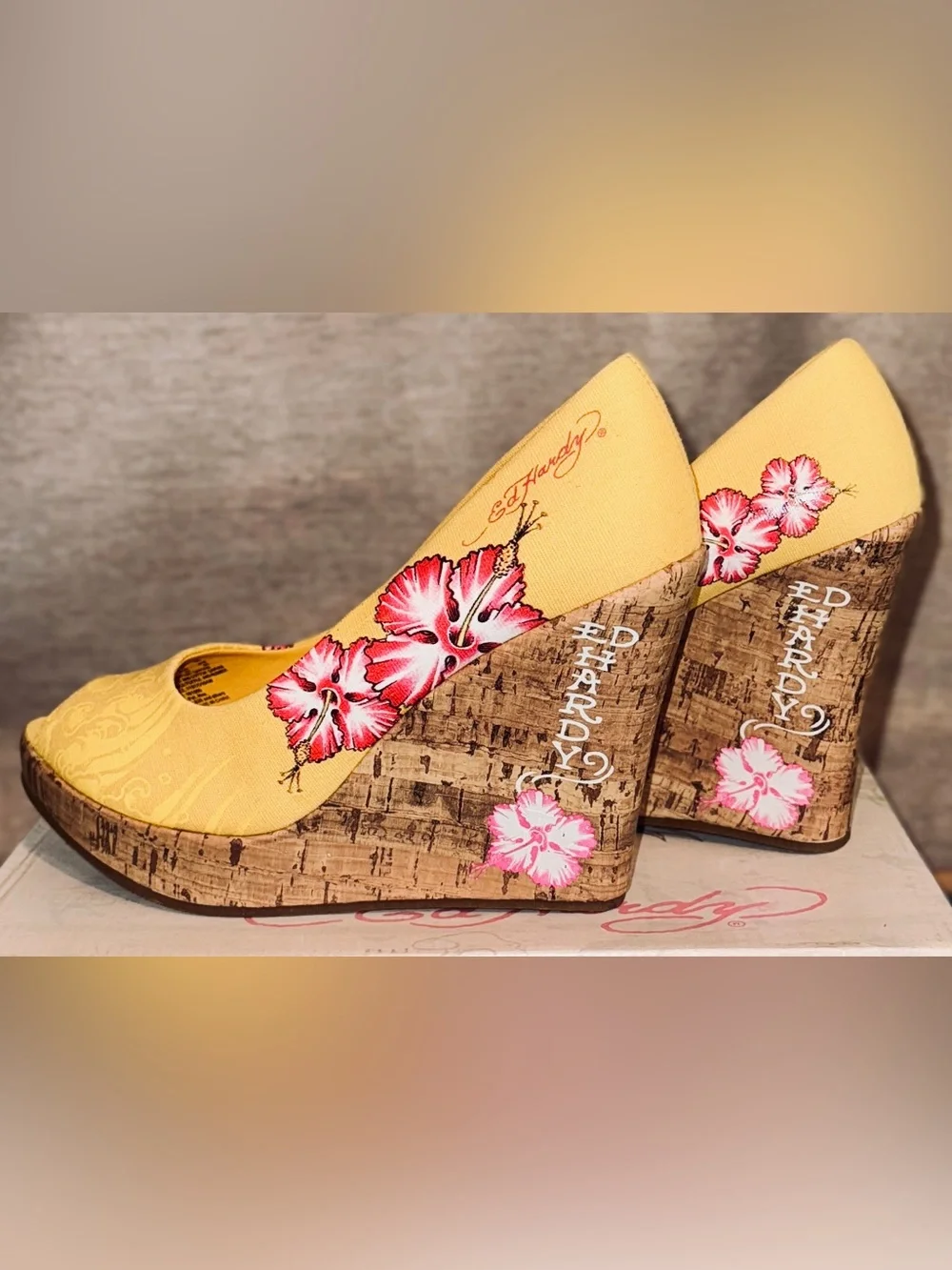 Ed Hardy Yellow Hibiscus Cork Wedge Heels Y2K Peep Toe Size 9 NEW - Picture 2 of 7